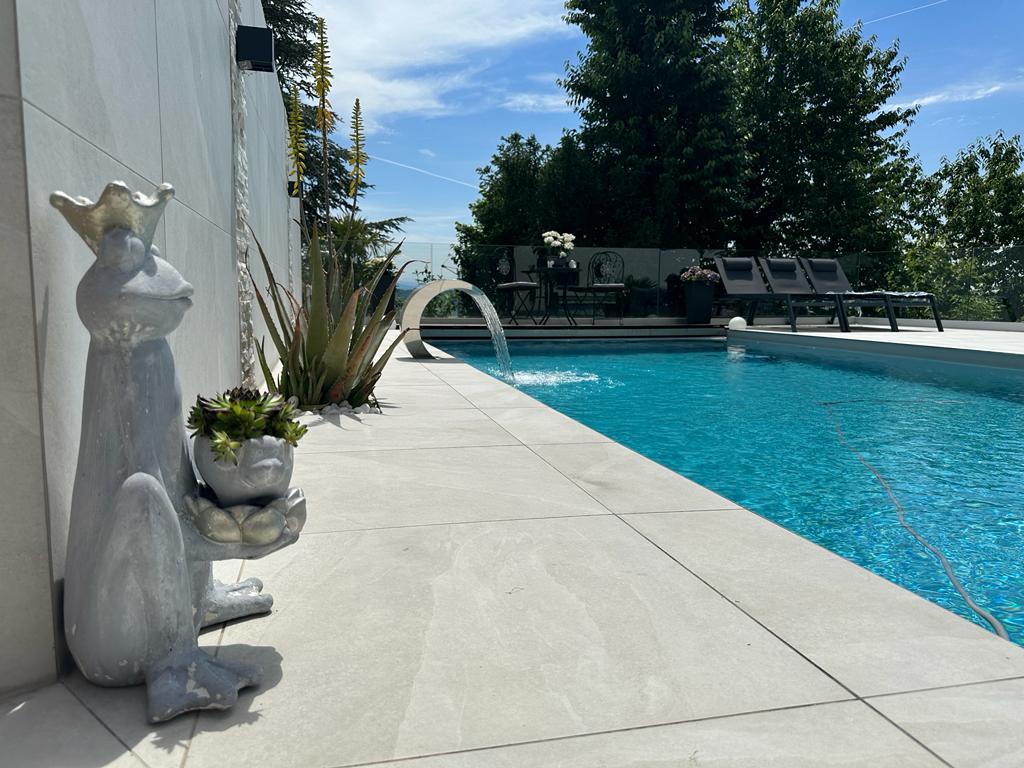 Moderner Poolbereich mit Terrasse und Ausblick