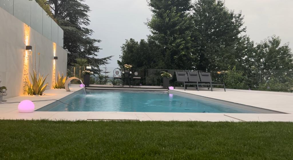 Pool und Gartenbereich des Projekts Vorstadt 34